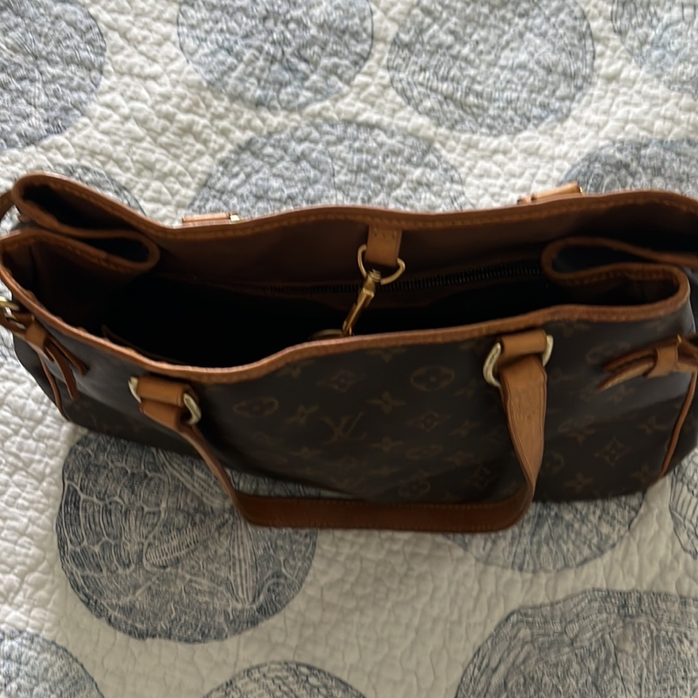 Louis Vuitton - Picture 3 of 4